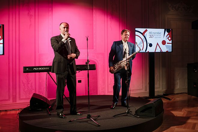 RE:Member. 20 Moments with Friends