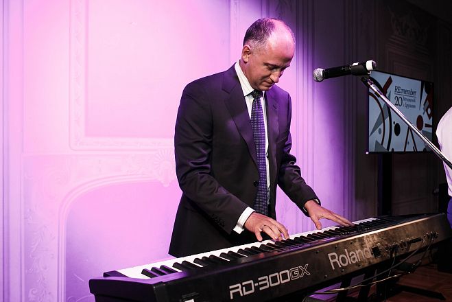 RE:Member. 20 Moments with Friends